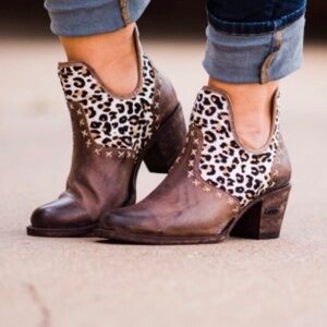 Miss Macie Honey Hush animal print boots Sz 8